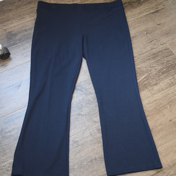 CAbi Pants - Cabi #873 Runaround Crop c/Navy